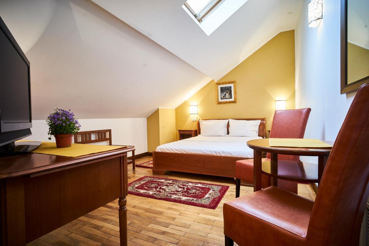 Cozy Attic Room V Boekarest Buitenkant foto