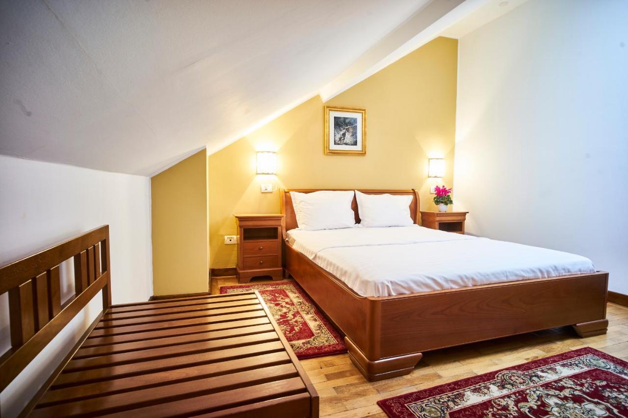 Cozy Attic Room V Boekarest Buitenkant foto